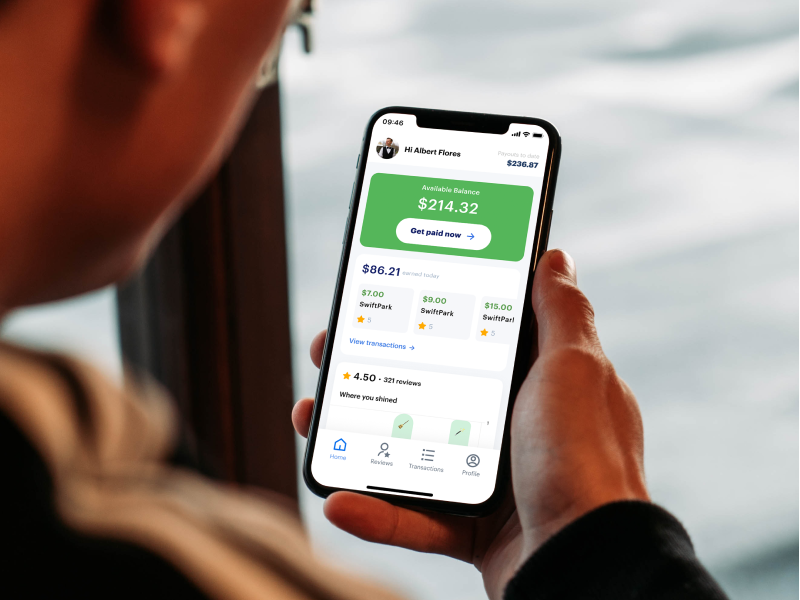 employee using a digital tipping app
